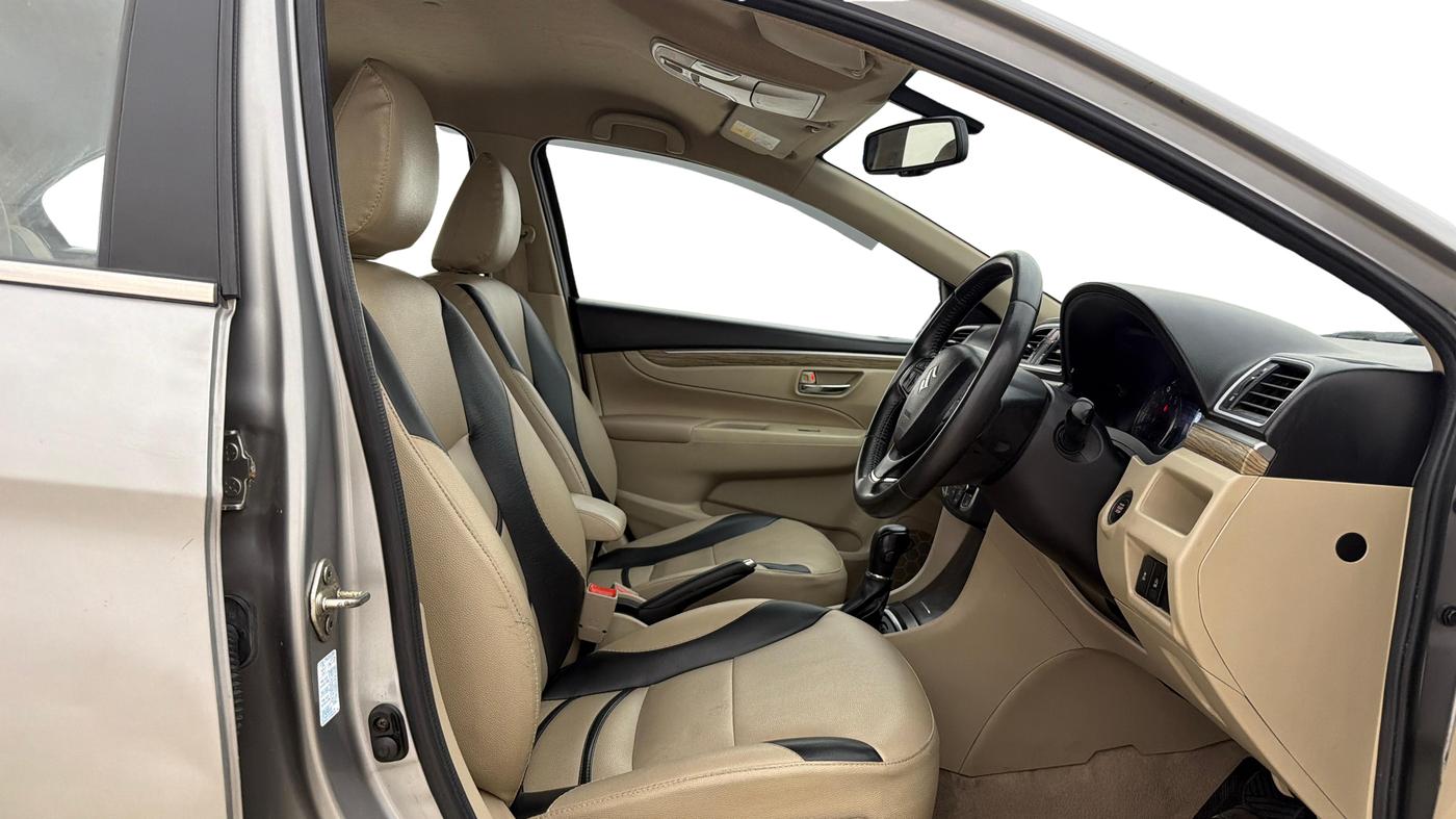 2021 Maruti Ciaz ALPHA  AT 1.5 SHVS PETROL, Petrol, Automatic, 44,856 km, Right Side Front Door Cabin