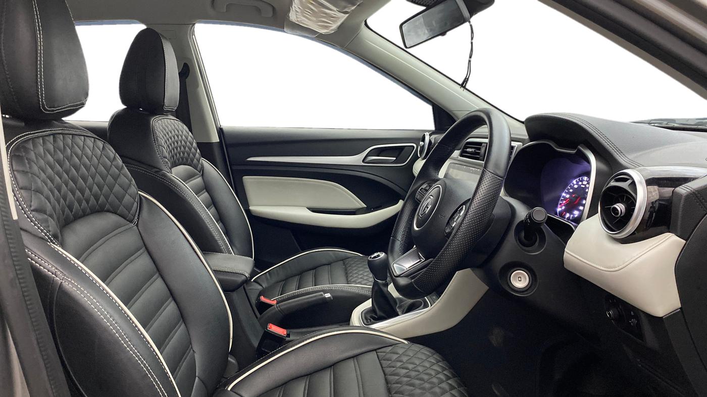 2024 MG ASTOR Sprint 1.5 MT (Ivory), Petrol, Manual, 10,081 km, Right Side Front Door Cabin