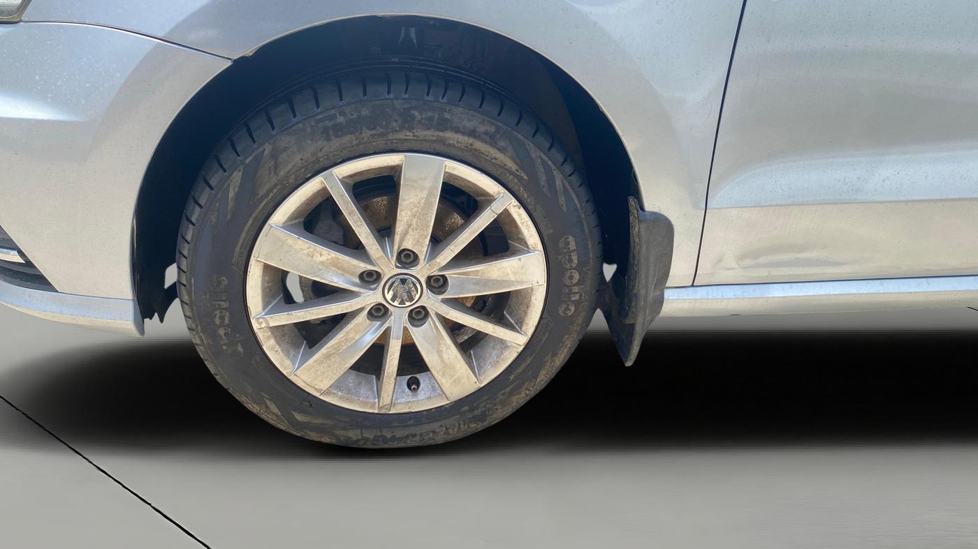 2017 Volkswagen Ameo HIGHLINE PLUS 1.5L AT 16 ALLOY, Diesel, Automatic, 1,06,109 km, Left Front Wheel
