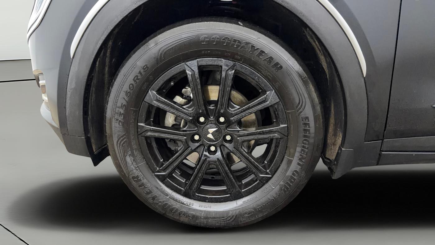 2024 Mahindra XUV700 AX 7 Luxury Pack Petrol AT 6 STR, Petrol, Automatic, 32,191 km, Left Front Wheel