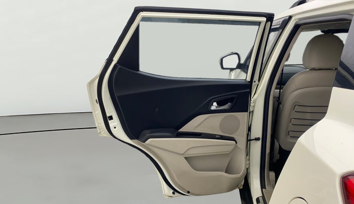 2022 Mahindra XUV300 W8 (O) 1.2 PETROL AMT, Petrol, Automatic, 30,355 km, LHS Rear Door