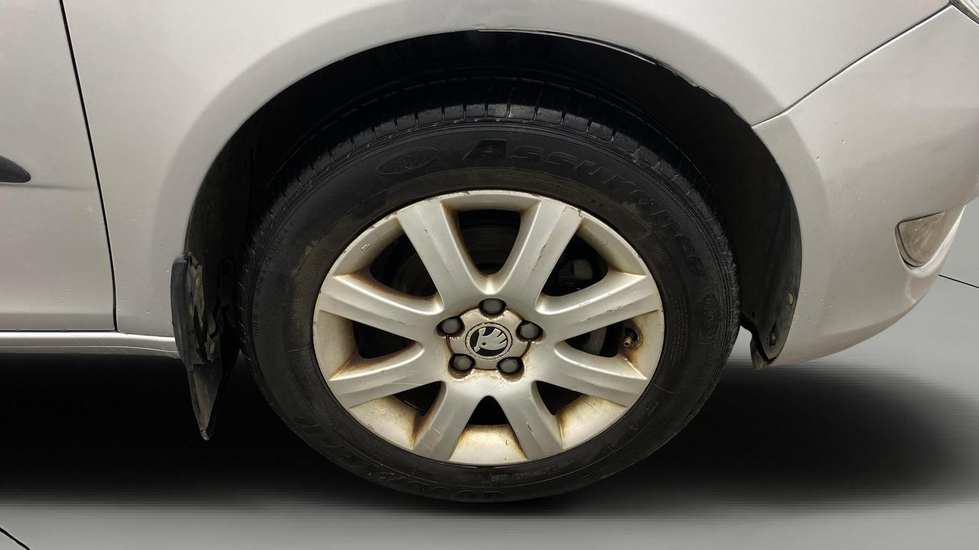 2013 Skoda Fabia ELEGANCE 1.2 MPI, Petrol, Manual, 1,19,535 km, Right Front Wheel