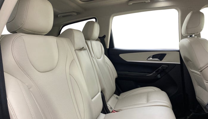 2024 Mahindra XUV700 AX 7 LUXURY P AT 7 STR, Petrol, Automatic, 24,946 km, Right Side Rear Door Cabin