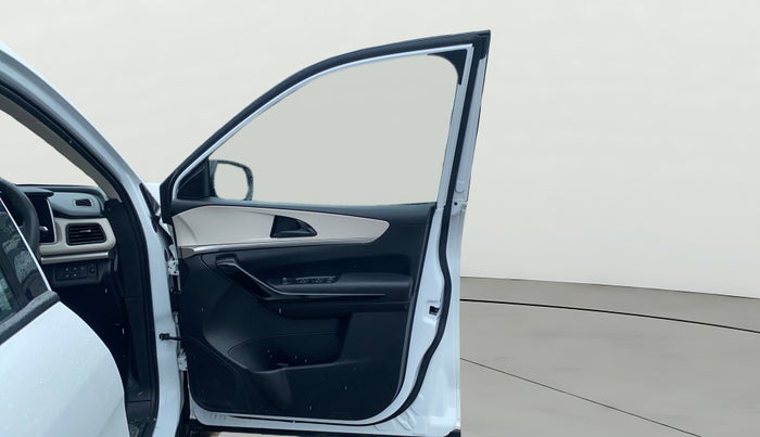 2022 Mahindra XUV700 AX 5 D AT 5 STR, Diesel, Automatic, 31,102 km, RHS Front Door