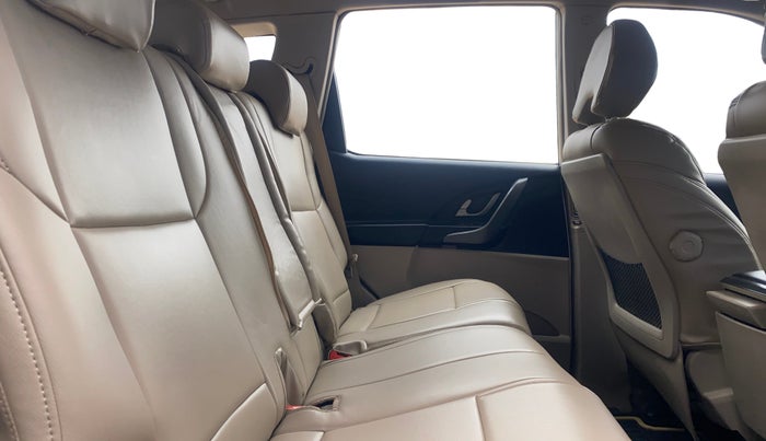 2017 Mahindra XUV500 W6 AT, Diesel, Automatic, 1,01,564 km, Right Side Rear Door Cabin