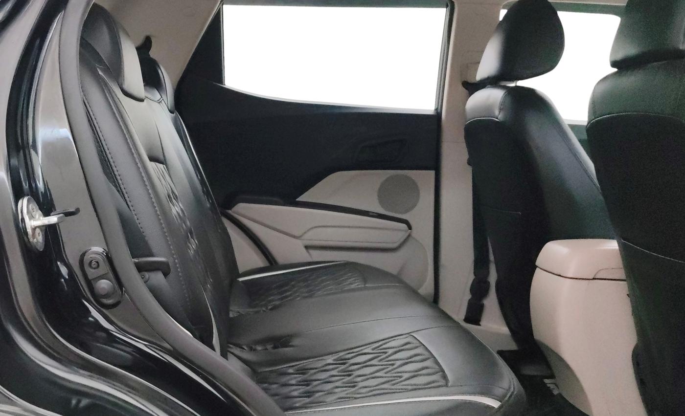 2022 Mahindra XUV300 W4 1.2 PETROL, Petrol, Manual, 1,07,747 km, Right Side Rear Door Cabin
