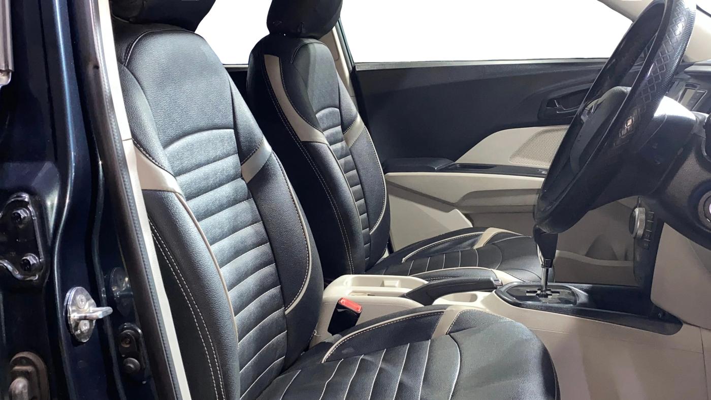 2022 Mahindra XUV300 W6 1.5 DIESEL AMT, Diesel, Automatic, 91,756 km, Right Side Front Door Cabin