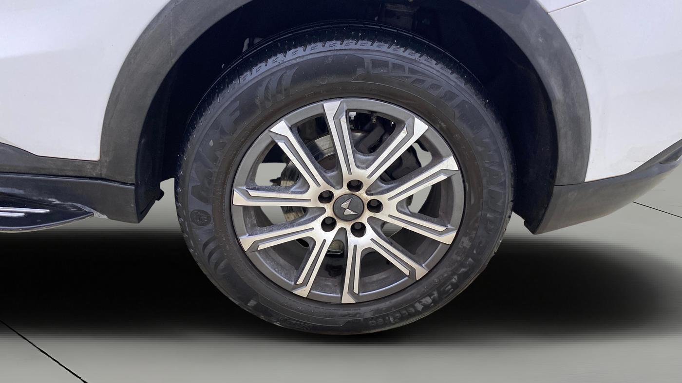 2023 Mahindra XUV700 AX 7 LUXURY P AT 7 STR, Petrol, Automatic, 33,773 km, Left Rear Wheel