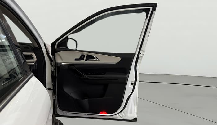 2022 Mahindra XUV700 AX 7 LUXURY P AT 7 STR, Petrol, Automatic, 48,653 km, RHS Front Door