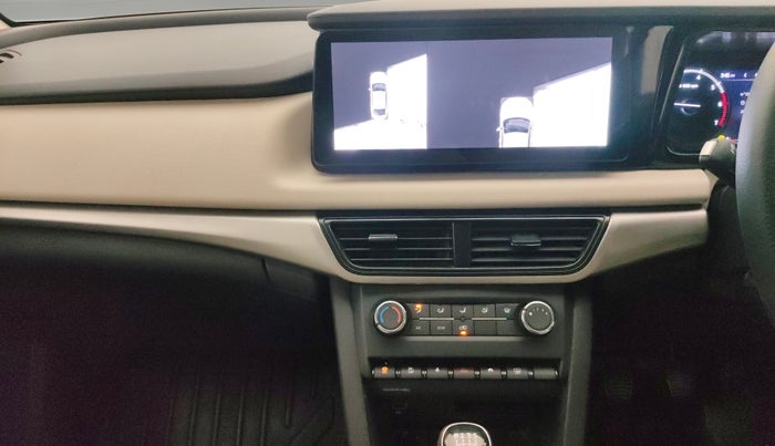 2022 Mahindra XUV700 MX P MT 5 STR, Petrol, Manual, 12,995 km, Air Conditioner