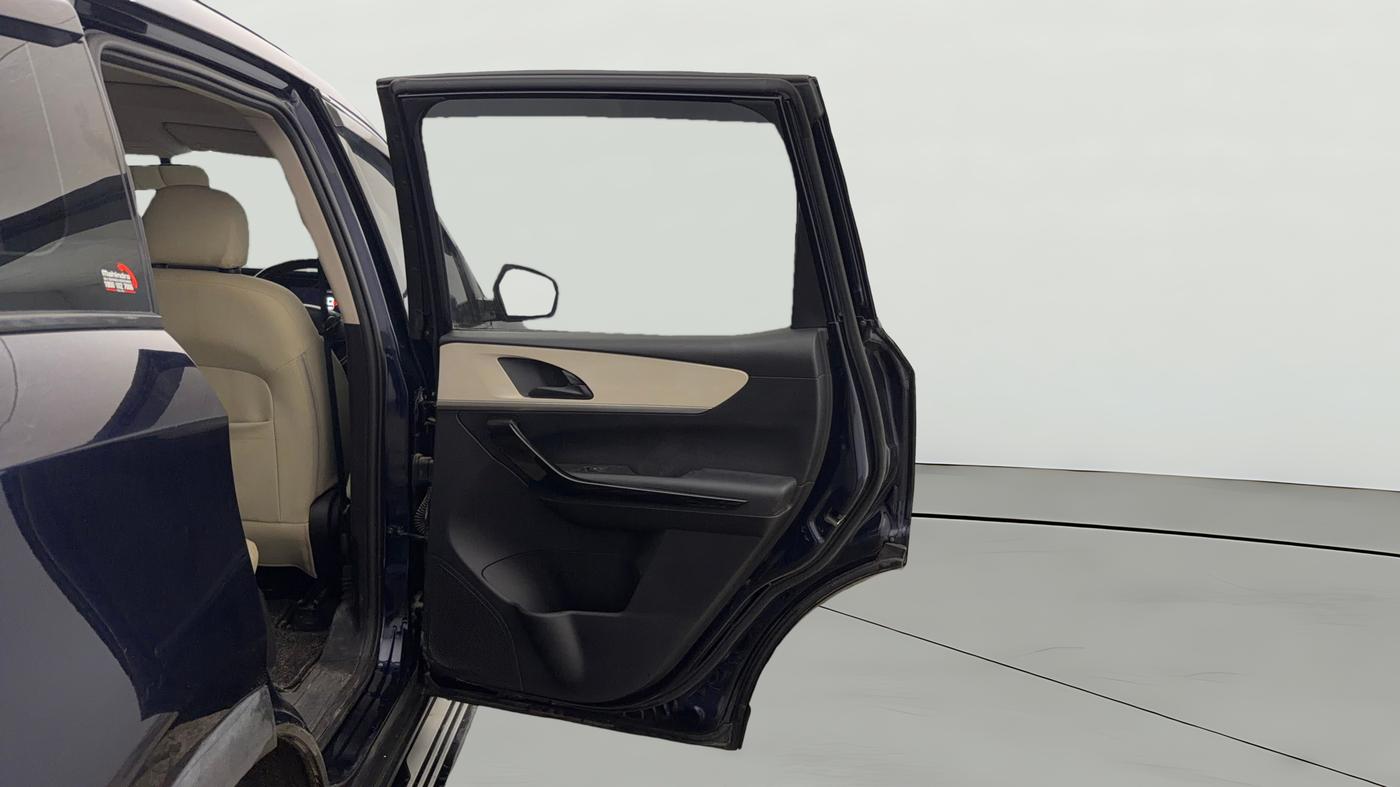 2022 Mahindra XUV700 AX 5 D AT 5 STR, Diesel, Automatic, 50,005 km, RHS Rear Door