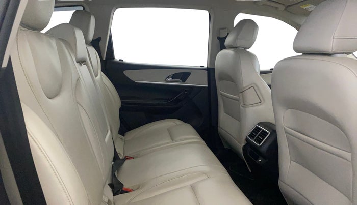 2023 Mahindra XUV700 AX 7 LUXURY D AWD AT 7 STR, Diesel, Automatic, 76,365 km, Right Side Rear Door Cabin