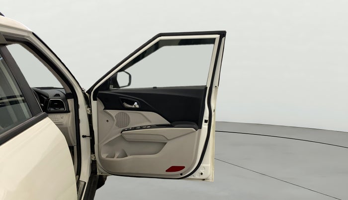 2022 Mahindra XUV300 W8 (O) 1.2 PETROL AMT, Petrol, Automatic, 39,378 km, RHS Front Door