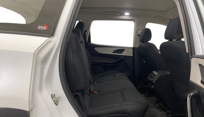 2022 Mahindra XUV700 AX 5 P MT 7 STR, Petrol, Manual, 59,885 km, Right Side Rear Door Cabin