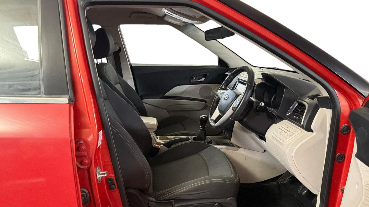 2019 Mahindra XUV300 W8 1.2 PETROL, Petrol, Manual, 1,06,801 km, Right Side Front Door Cabin