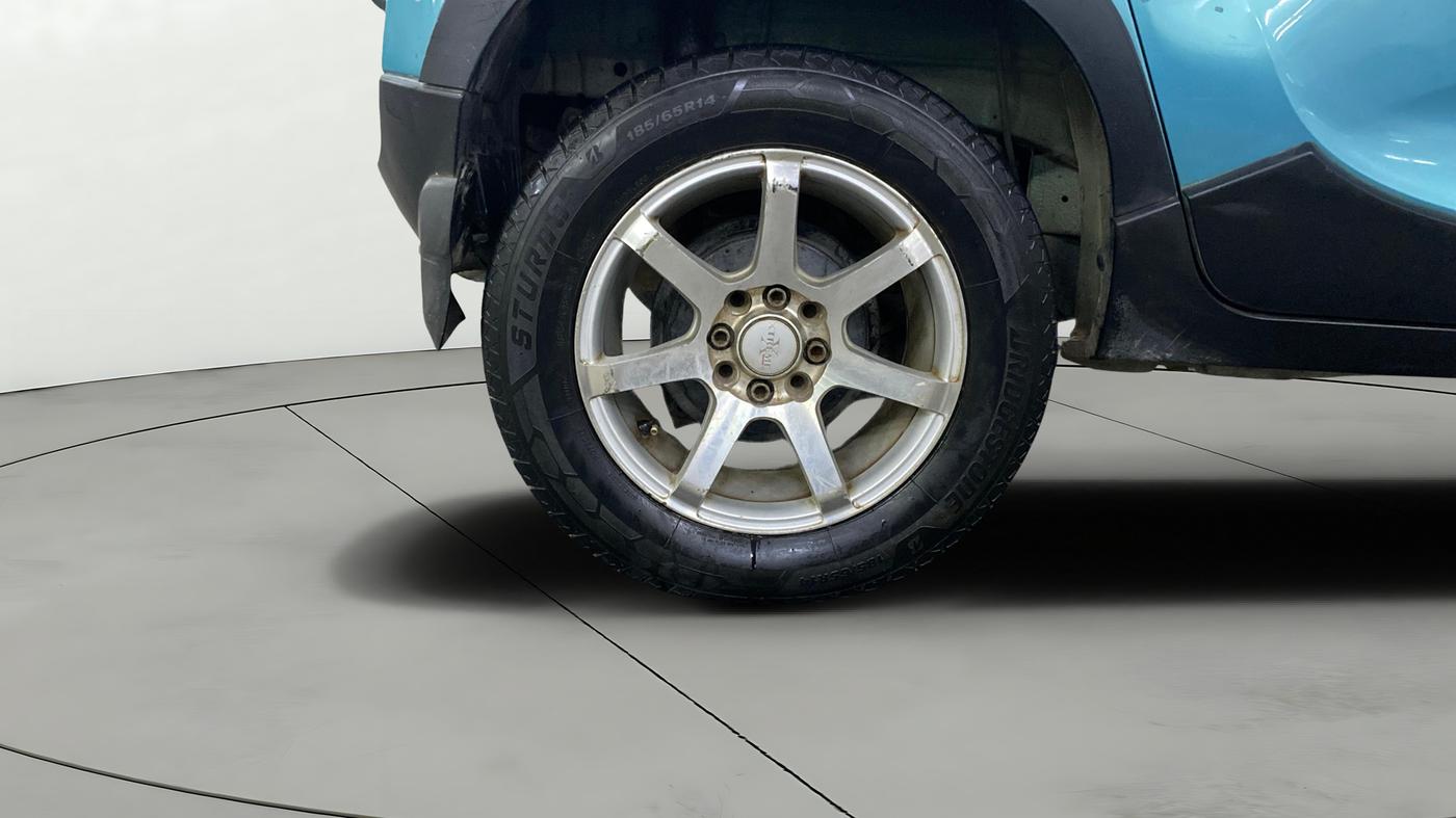 2015 Mahindra Kuv100 K8 6 STR, Petrol, Manual, 33,801 km, Right Rear Wheel