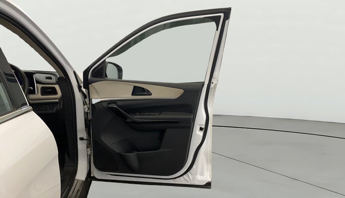 2022 Mahindra XUV700 AX 5 P MT 5 STR, Petrol, Manual, 52,998 km, RHS Front Door