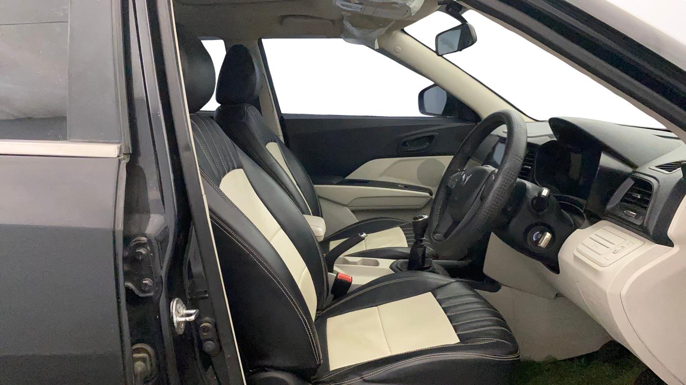 2023 Mahindra XUV300 W6 1.5 Diesel, Diesel, Manual, 51,147 km, Right Side Front Door Cabin