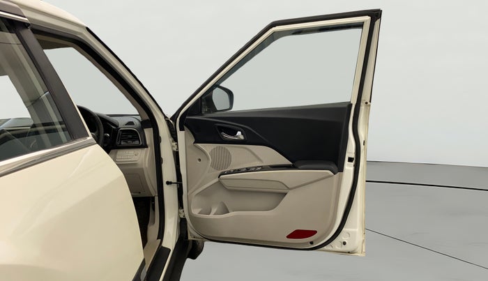 2022 Mahindra XUV300 W8 (O) 1.5 DIESEL, Diesel, Manual, 57,976 km, RHS Front Door