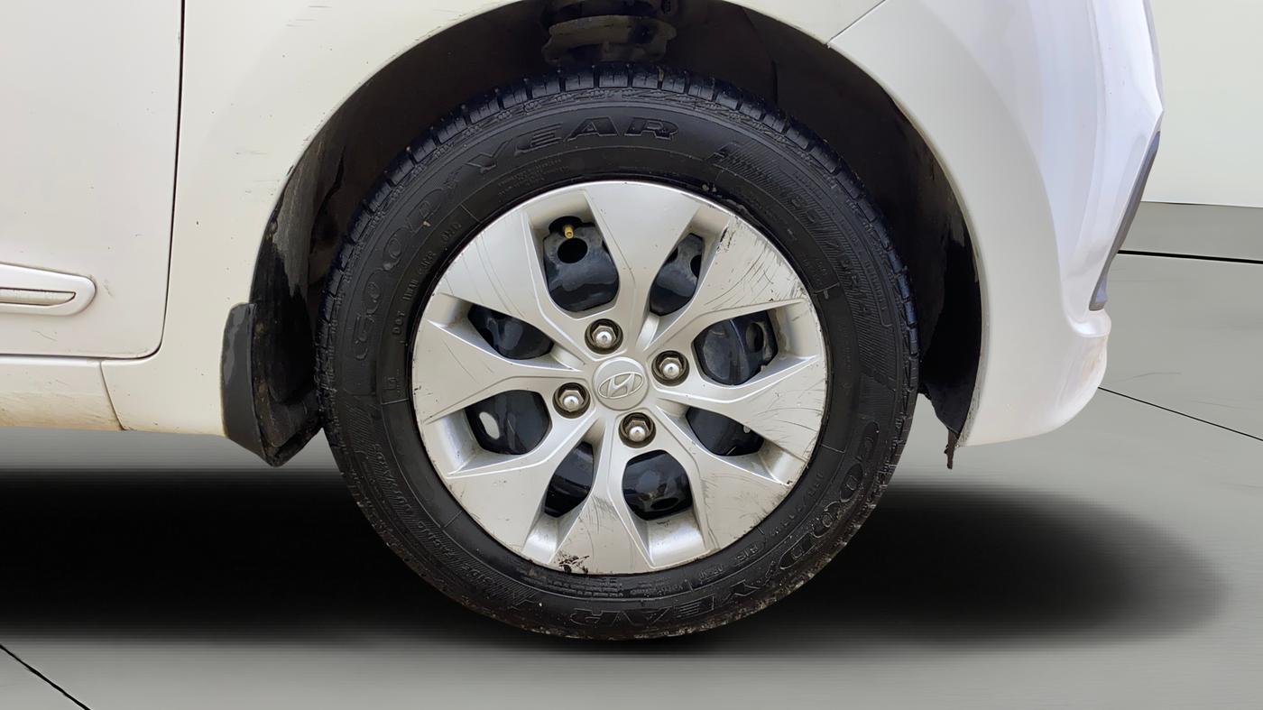 2015 Hyundai Xcent BASE 1.1, Diesel, Manual, 1,18,069 km, Right Front Wheel