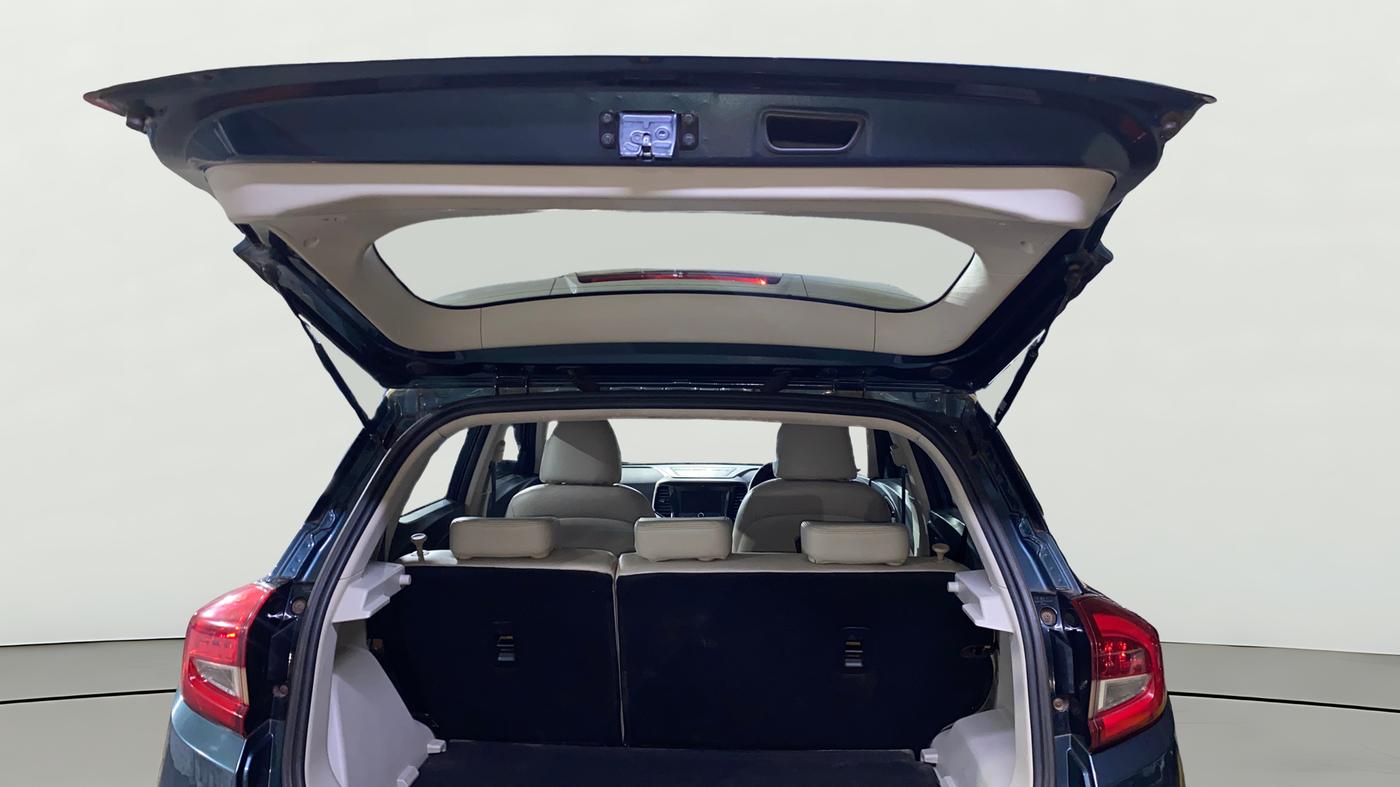 2021 Mahindra XUV300 W8 (O) 1.5 DIESEL AMT DUAL TONE, Diesel, Automatic, 43,432 km, Boot Door Open