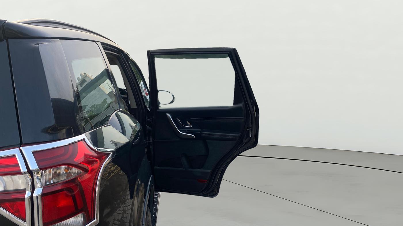 2018 Mahindra XUV500 W11 AT, Diesel, Automatic, 1,07,471 km, RHS Rear Door