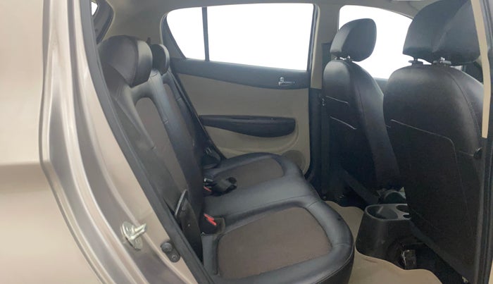 2013 Hyundai i20 MAGNA (O) 1.2, Petrol, Manual, 1,01,648 km, Right Side Rear Door Cabin