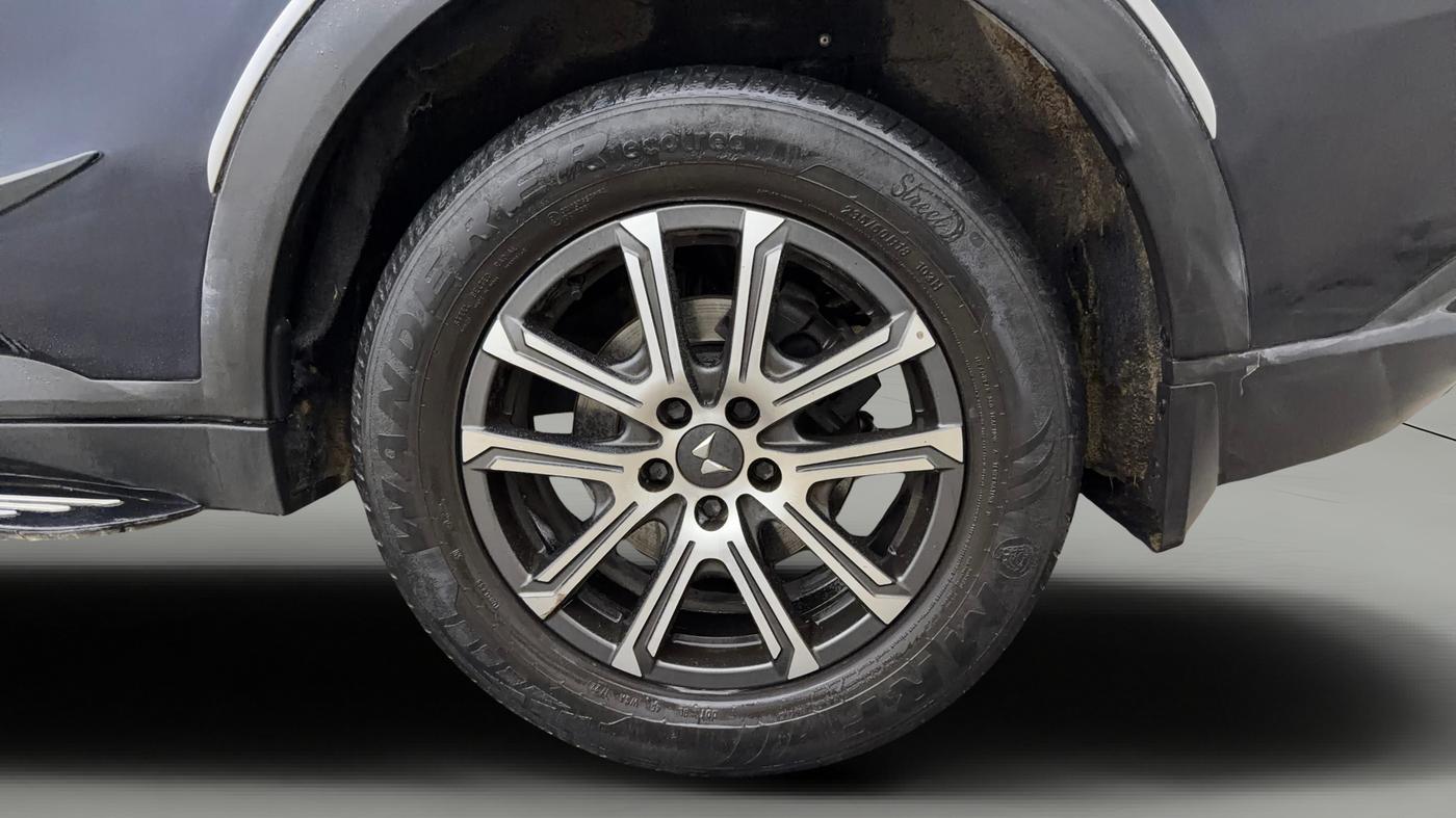 2022 Mahindra XUV700 AX 7 P AT 7 STR, Petrol, Automatic, 79,799 km, Left Rear Wheel