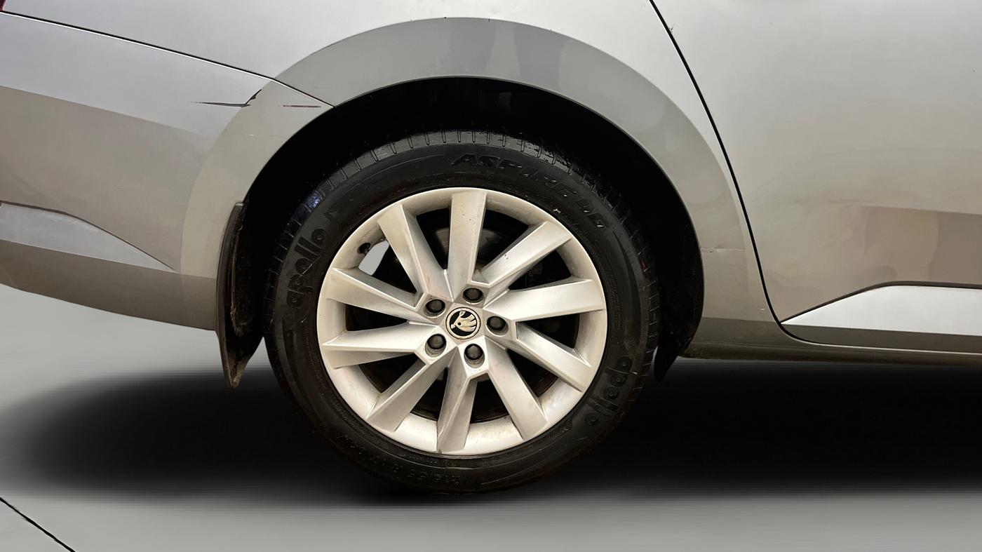 2017 Skoda Superb L&K 1.8 TSI AT, Petrol, Automatic, 47,070 km, Right Rear Wheel