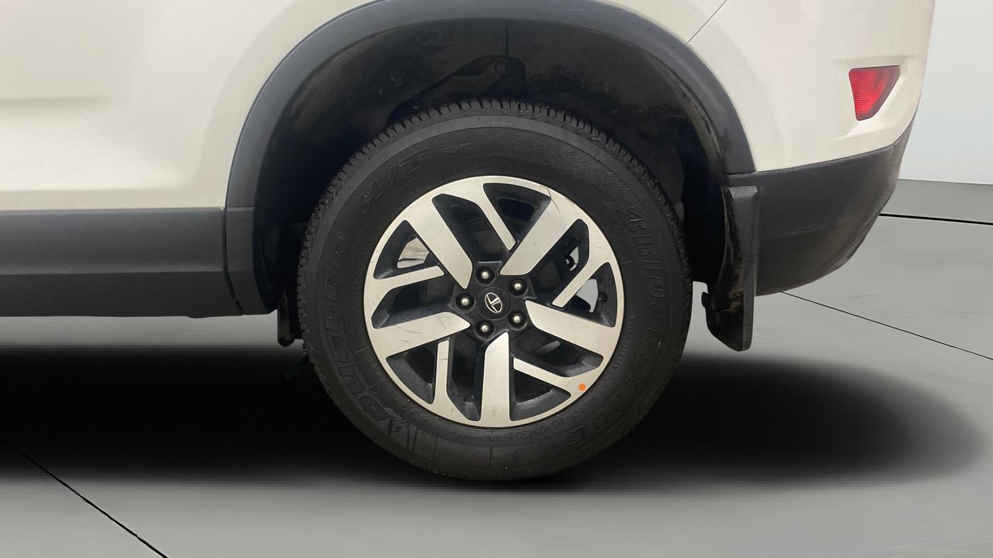 2020 Tata Harrier XZA PLUS 2.0L DUAL TONE, Diesel, Automatic, 64,390 km, Left Rear Wheel