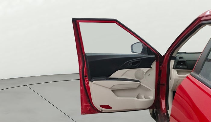 2022 Mahindra XUV300 W6 1.2 PETROL AMT, Petrol, Automatic, 30,959 km, LHS Front Door