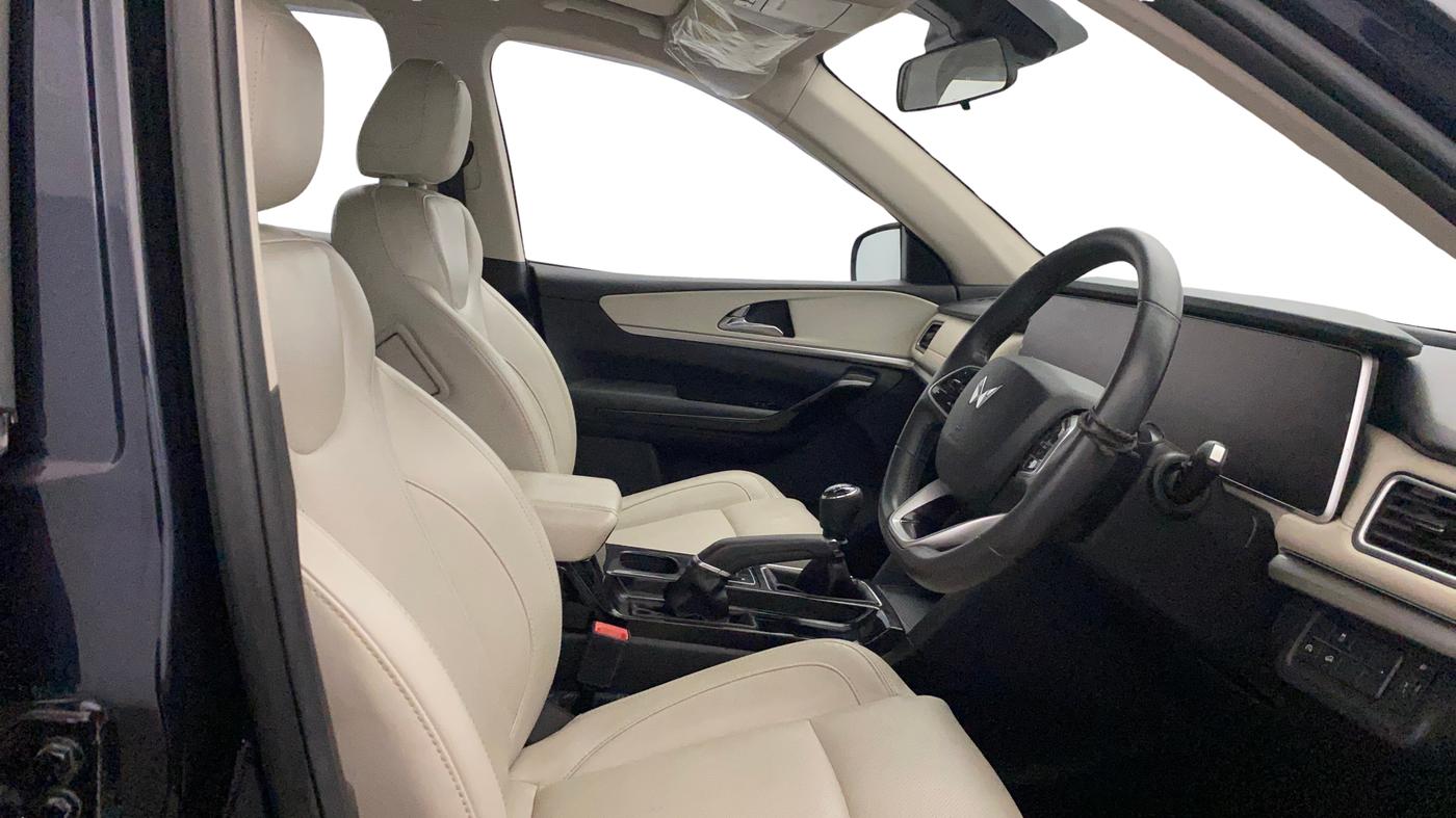 2023 Mahindra XUV700 AX 7 P MT 7 STR, Petrol, Manual, 30,344 km, Right Side Front Door Cabin