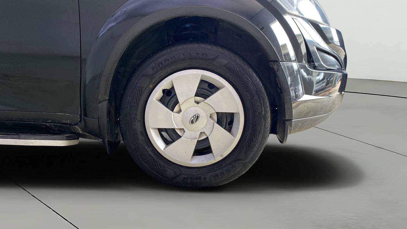 2017 Mahindra XUV500 W6 AT, Diesel, Automatic, 47,388 km, Right Front Wheel
