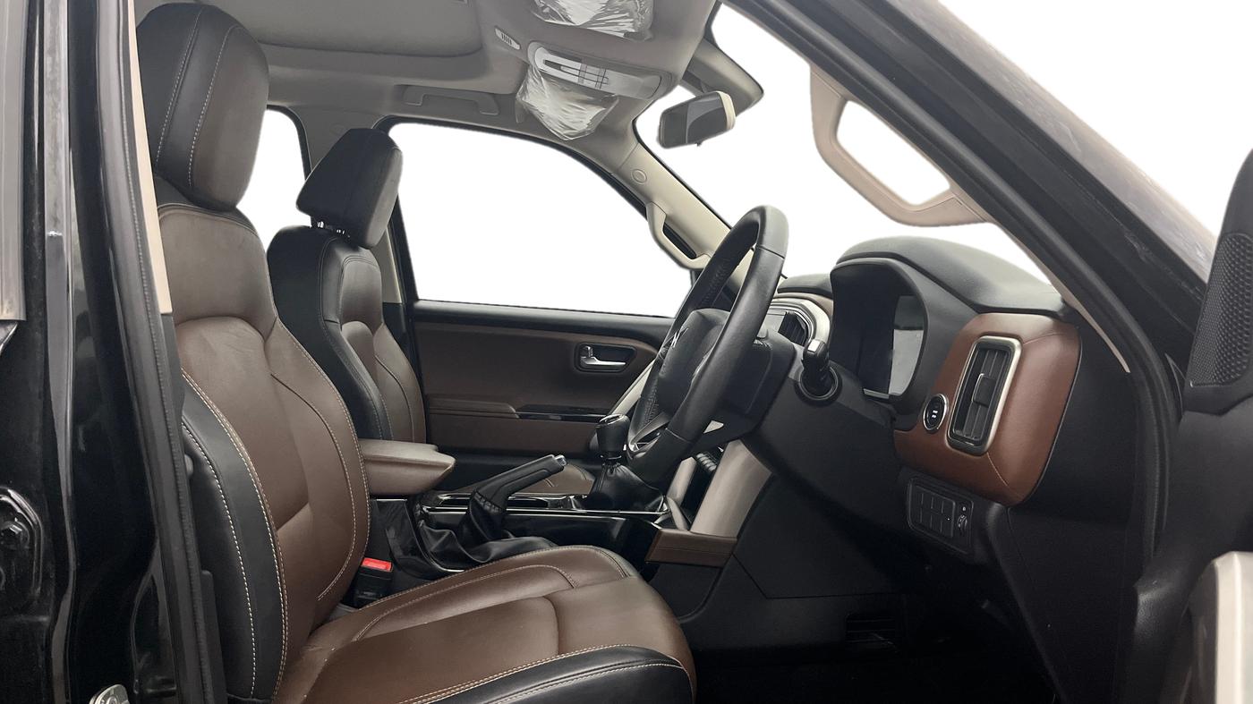 2024 Mahindra SCORPIO-N Z8 PETROL MT 7 STR, Petrol, Manual, 42,881 km, Right Side Front Door Cabin