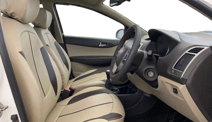 2014 Hyundai i20 SPORTZ 1.2, CNG, Manual, 63,655 km, Right Side Front Door Cabin