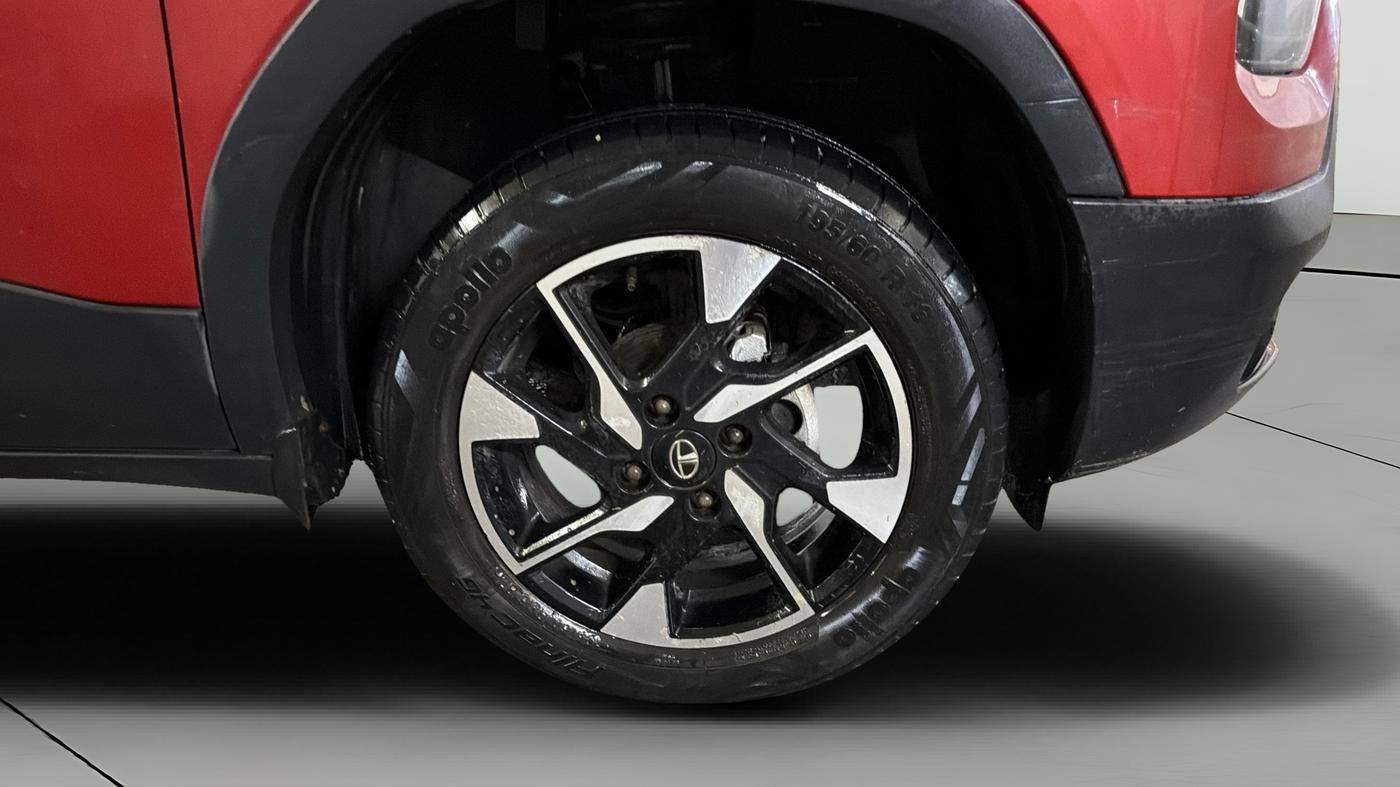 2022 Tata PUNCH  ACCOMPLISHED AMT CAMO EDITION, Petrol, Automatic, 33,734 km, Right Front Wheel
