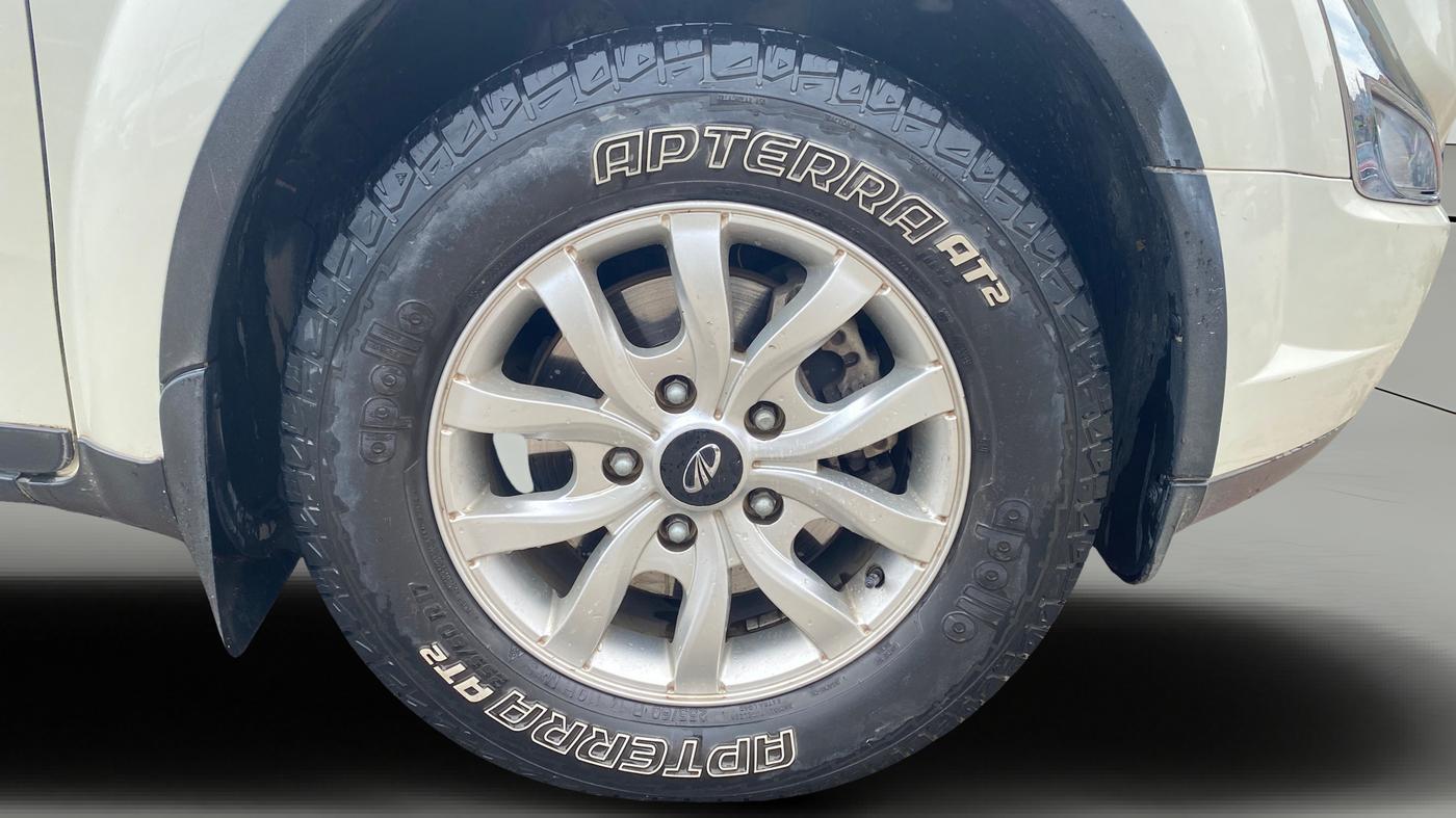 2015 Mahindra XUV500 W10, Diesel, Manual, 77,864 km, Right Front Wheel