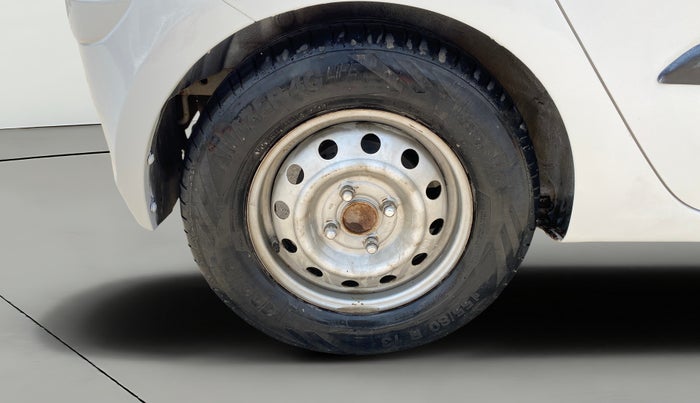 2016 Hyundai i10 MAGNA 1.1, CNG, Manual, 1,47,098 km, Right Rear Wheel