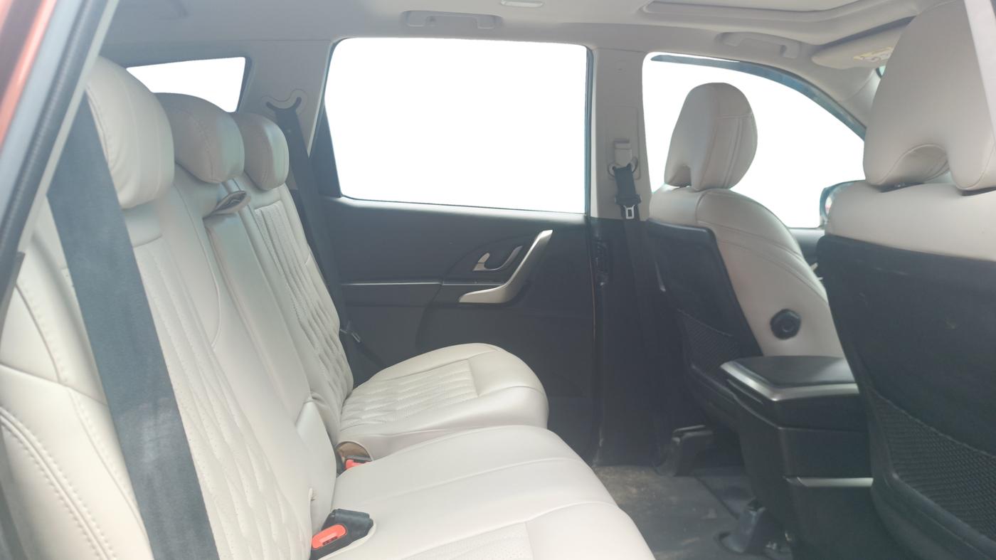2019 Mahindra XUV500 W9, Diesel, Manual, 1,21,839 km, Right Side Rear Door Cabin