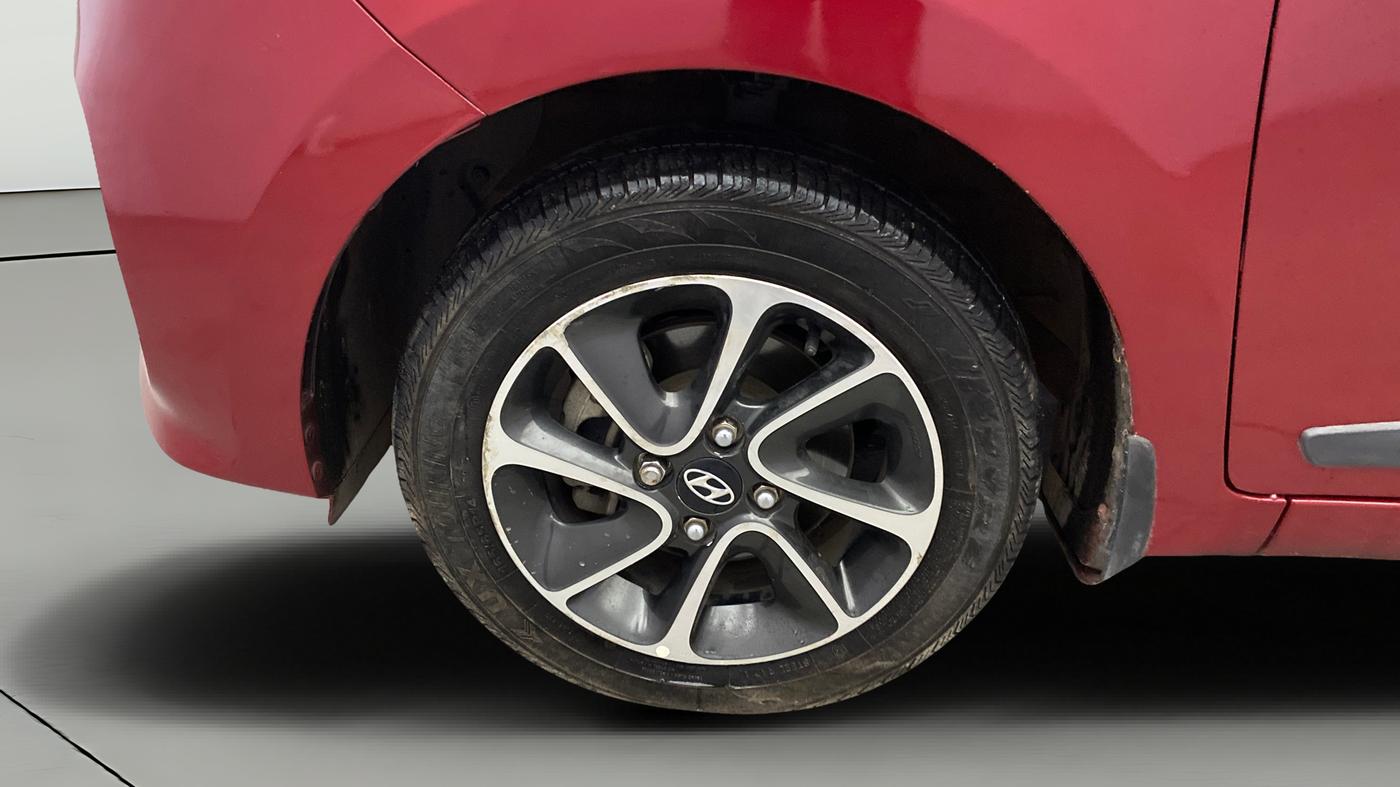 2017 Hyundai Grand i10 SPORTZ (O) AT 1.2 KAPPA VTVT, Petrol, Automatic, 1,08,807 km, Left Front Wheel