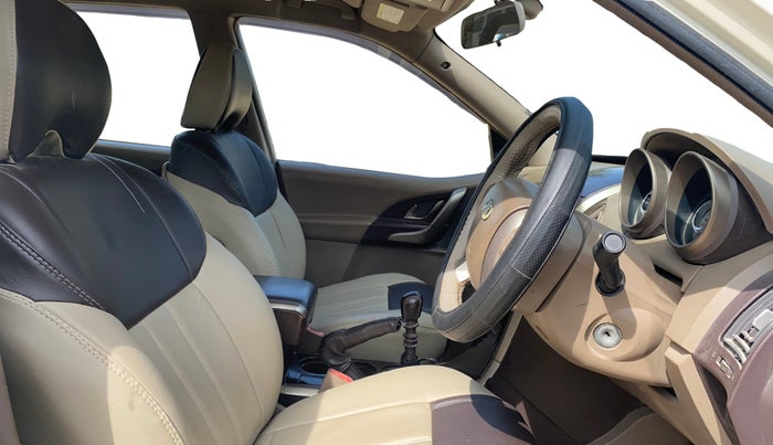 2015 Mahindra XUV500 W8, Diesel, Manual, 81,458 km, Right Side Front Door Cabin