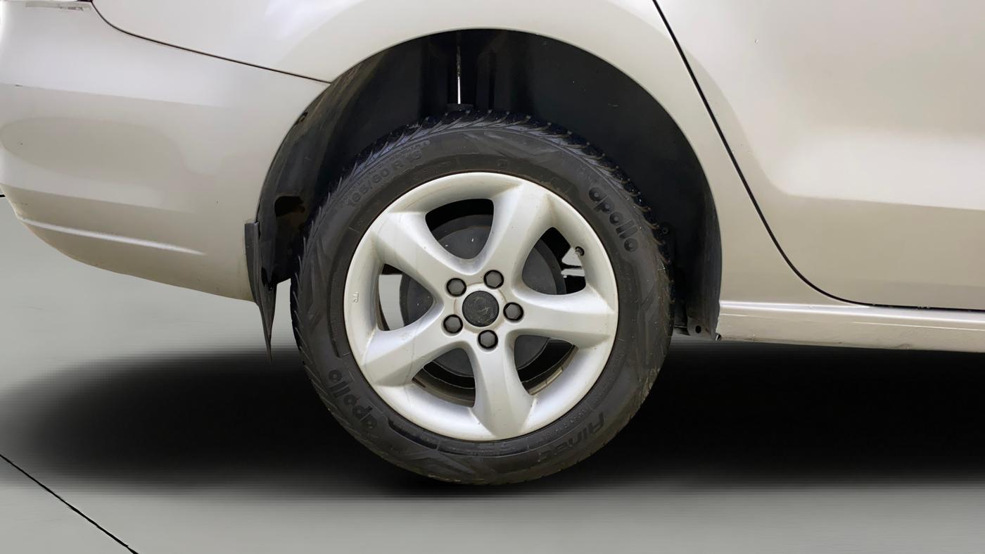 2013 Skoda Rapid ELEGANCE 1.6 MPI MT, Petrol, Manual, 11,180 km, Right Rear Wheel