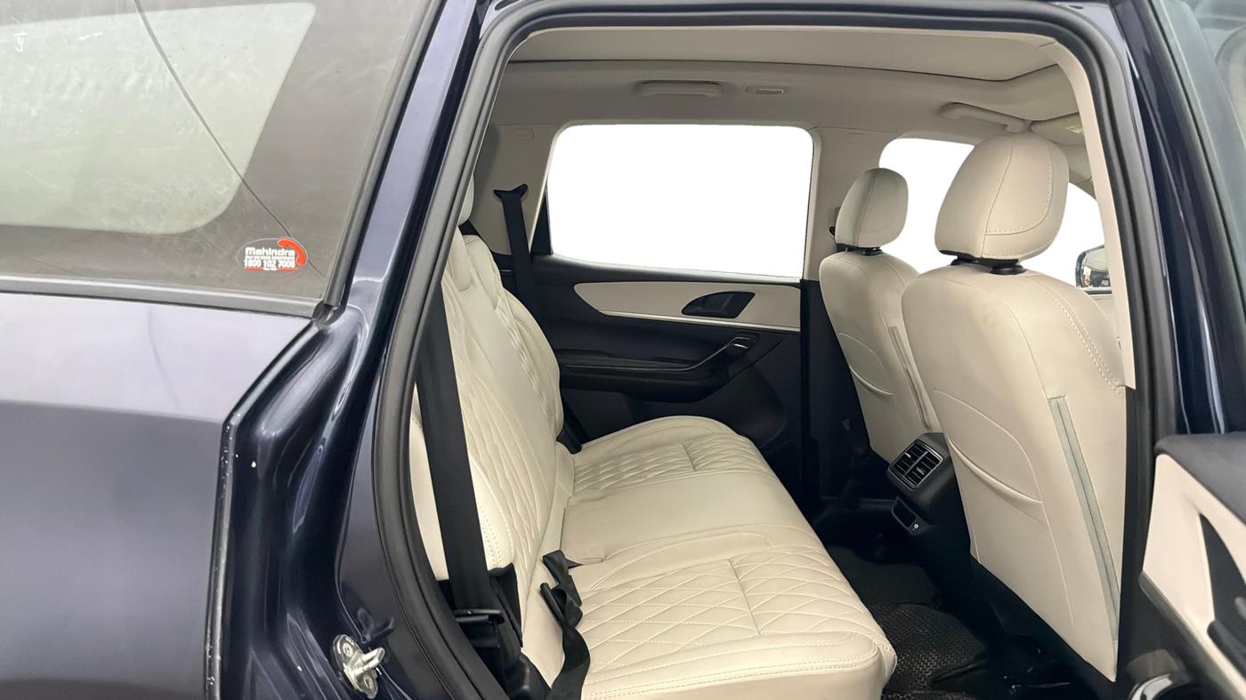 2022 Mahindra XUV700 AX 5 P MT 5 STR, Petrol, Manual, 66,297 km, Right Side Rear Door Cabin