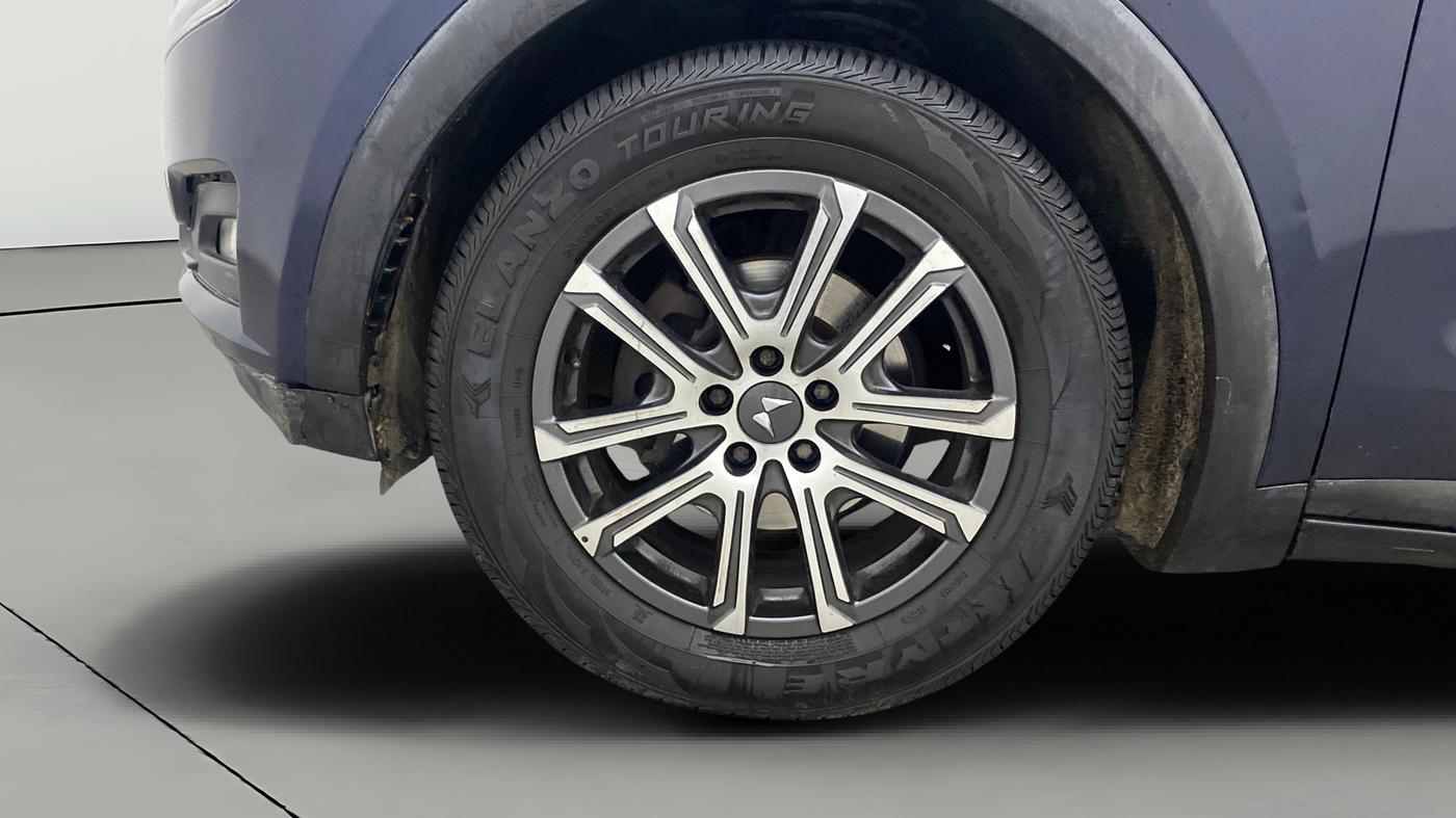 2021 Mahindra XUV700 AX 7 LUXURY P AT 7 STR, Petrol, Automatic, 1,01,825 km, Left Front Wheel