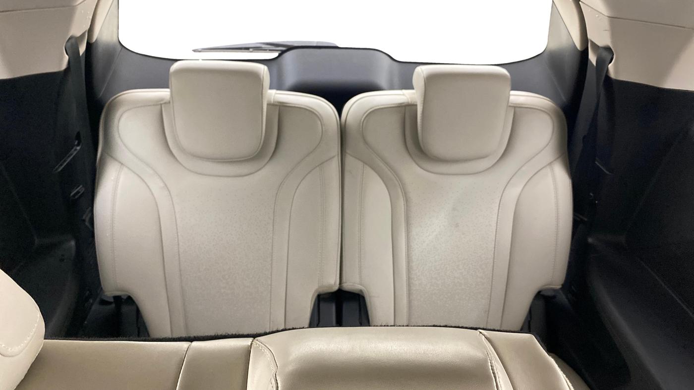 2023 Mahindra XUV700 AX 7 LUXURY P AT 7 STR, Petrol, Automatic, 33,773 km, Third Seat Row ( optional )