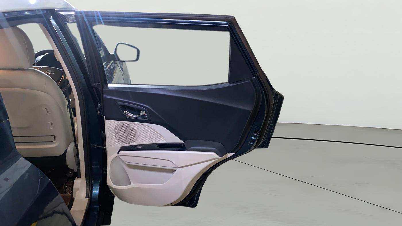2021 Mahindra XUV300 W8 (O) 1.5 DIESEL AMT DUAL TONE, Diesel, Automatic, 43,432 km, RHS Rear Door