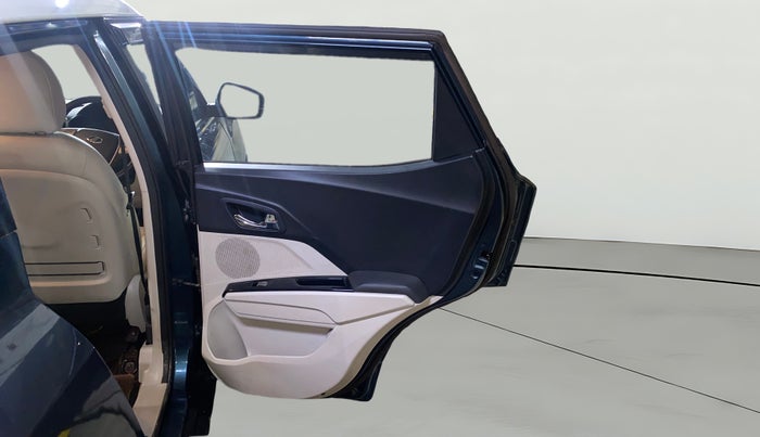 2021 Mahindra XUV300 W8 (O) 1.5 DIESEL AMT DUAL TONE, Diesel, Automatic, 43,126 km, RHS Rear Door