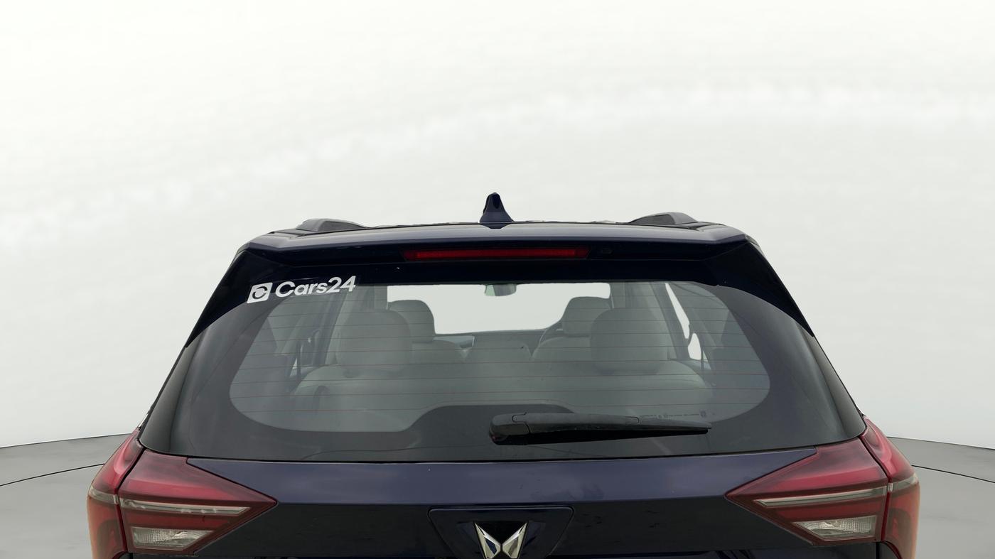 2023 Mahindra XUV700 AX 5 P AT 5 STR, Petrol, Automatic, 12,399 km, Rear Windshield