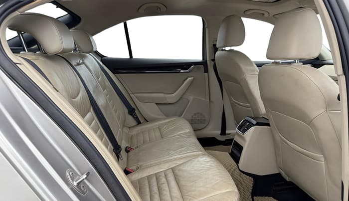2016 Skoda Octavia STYLE PLUS AT 1.8 TSI, Petrol, Automatic, 99,869 km, Right Side Rear Door Cabin