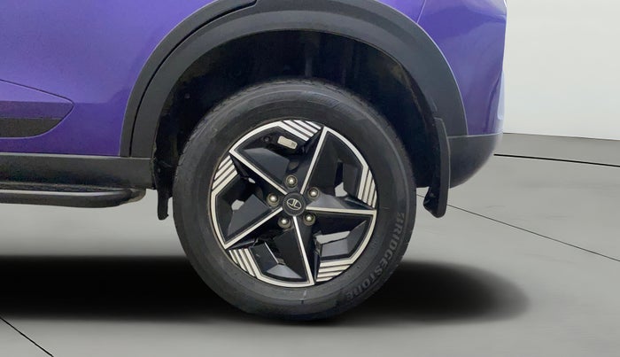 2023 Tata NEXON FEARLESS + SUNROOF DCA DUAL TONE 1.2 PETROL, Petrol, Automatic, 33,711 km, Left Rear Wheel